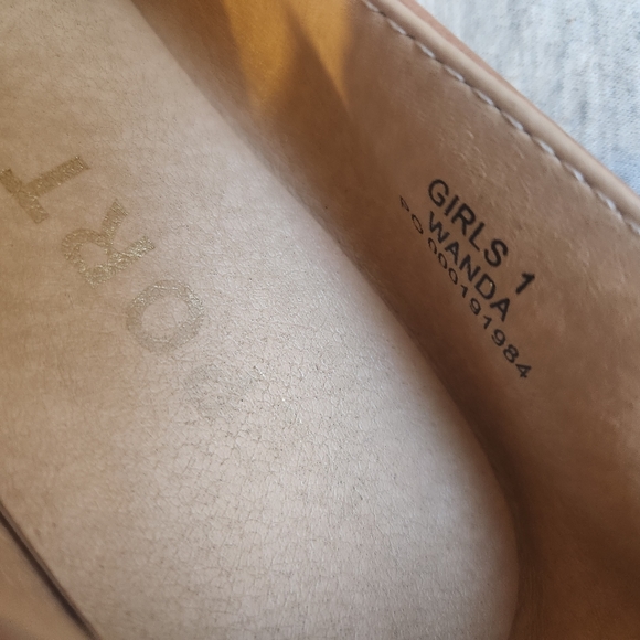 Girls Heart Cutout Flats (size 1) - Picture 9 of 9